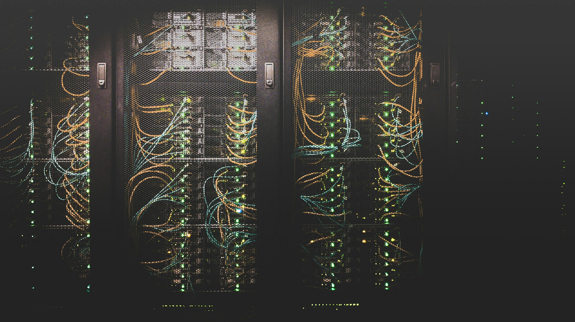 Racks de servidores em imagem ilustrativa de infraestrutura de data center